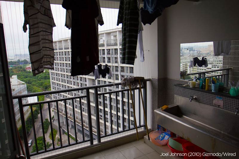 新建宿舍楼的阳台上,有一个洗漱水槽,可以在这里洗衣服. 10.